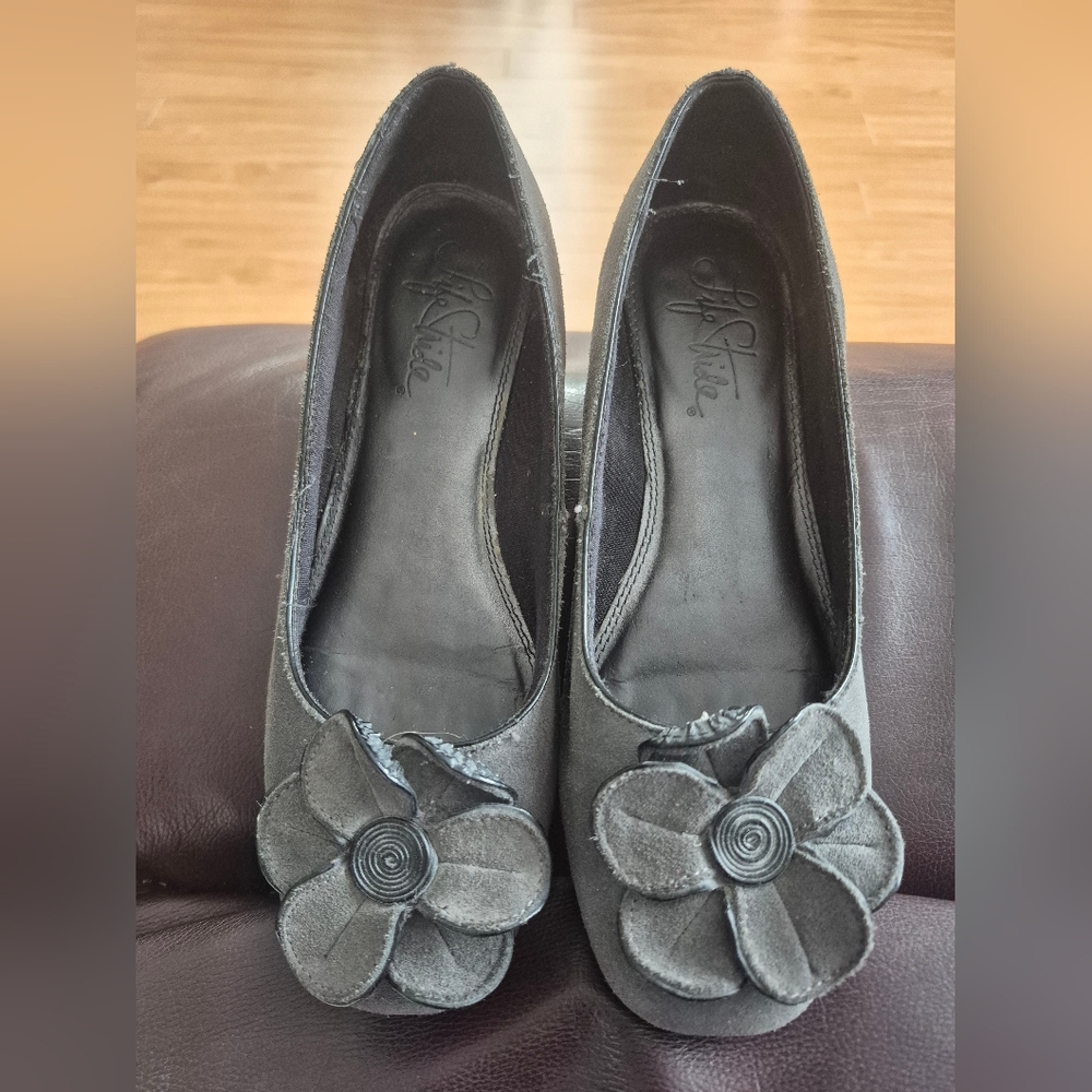Life Stride Gray Suede Floral Ballet Flats